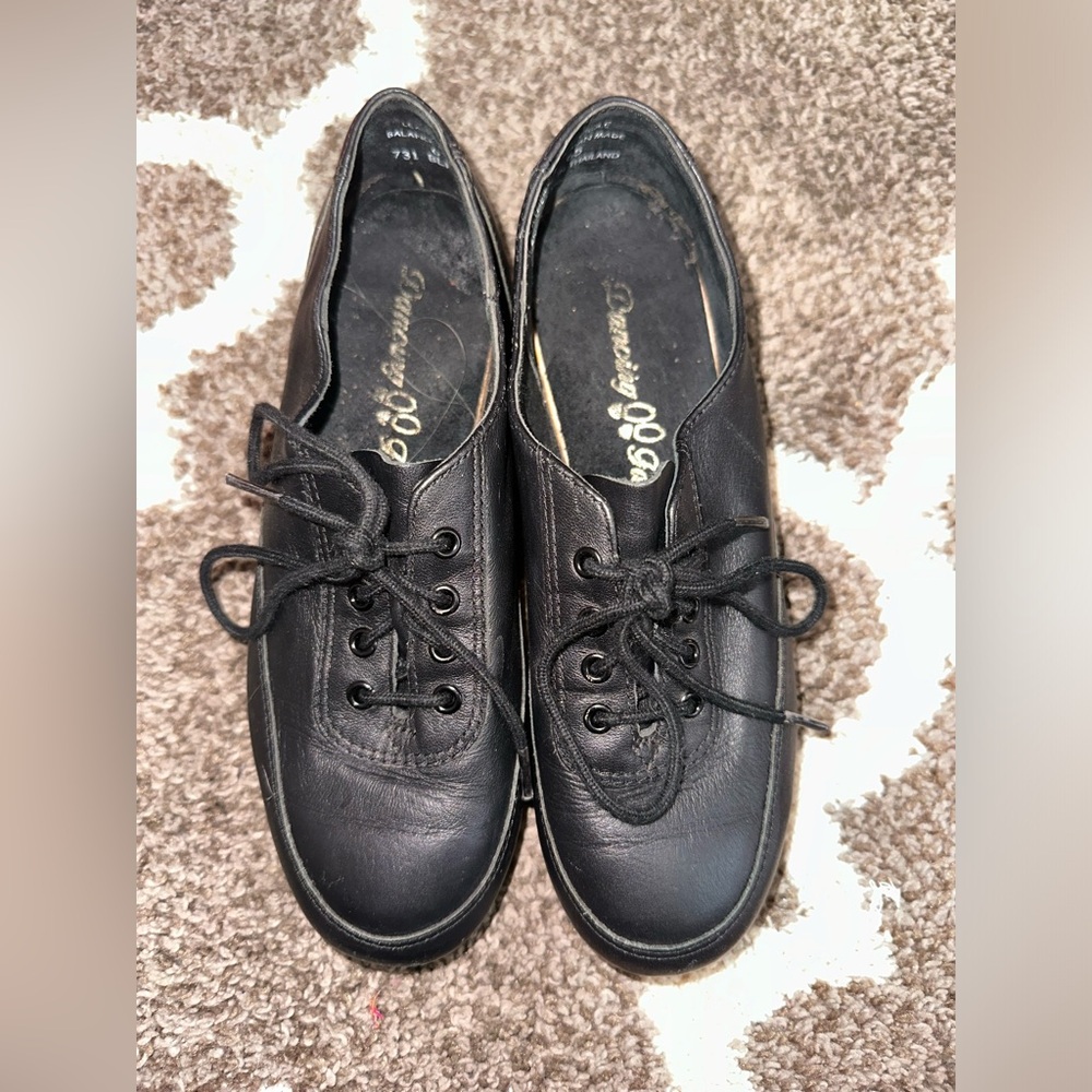 Size 6 dancing Fair Capezio tap shoes black